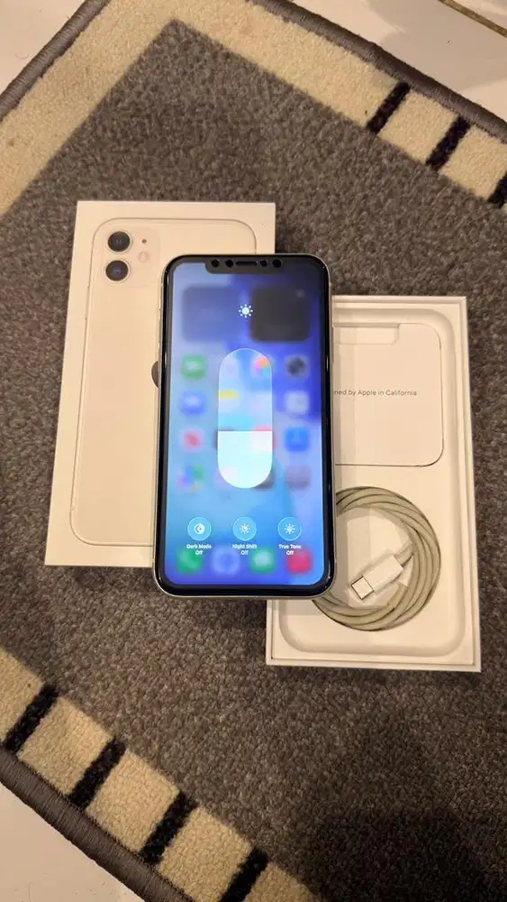 Dijual Iphone 11 White 64GB Resmi Ibox Lengkap