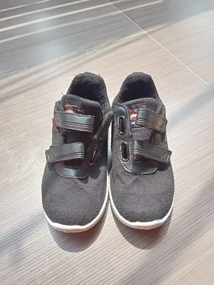 SEPATU SNEAKERS ANAK