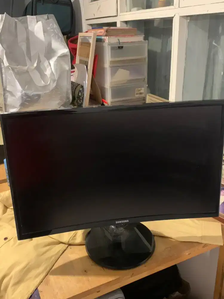 Samsung 24 C24F390FHE
Curved 1800R, 1920x1080 Full HD,