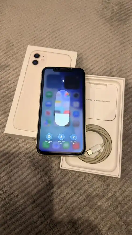 Dijual Iphone 11 White 64GB Resmi Ibox Lengkap