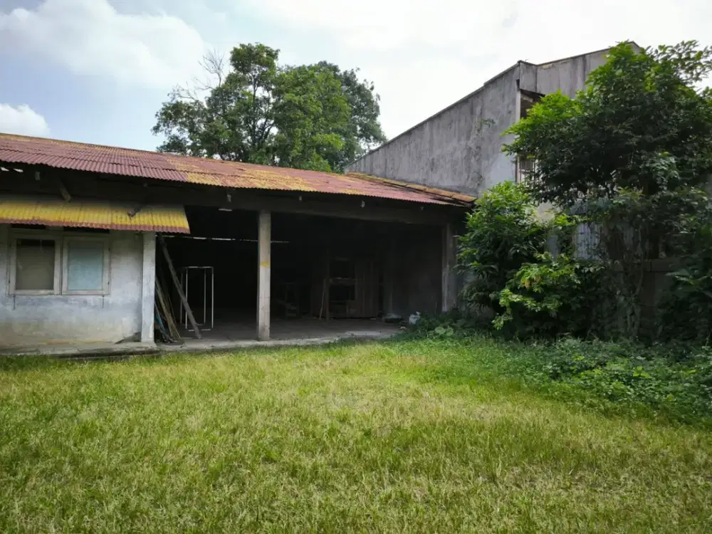 Dijual Rumah Tua Hitung Tanah, Lokasi Strategis, di Bogor