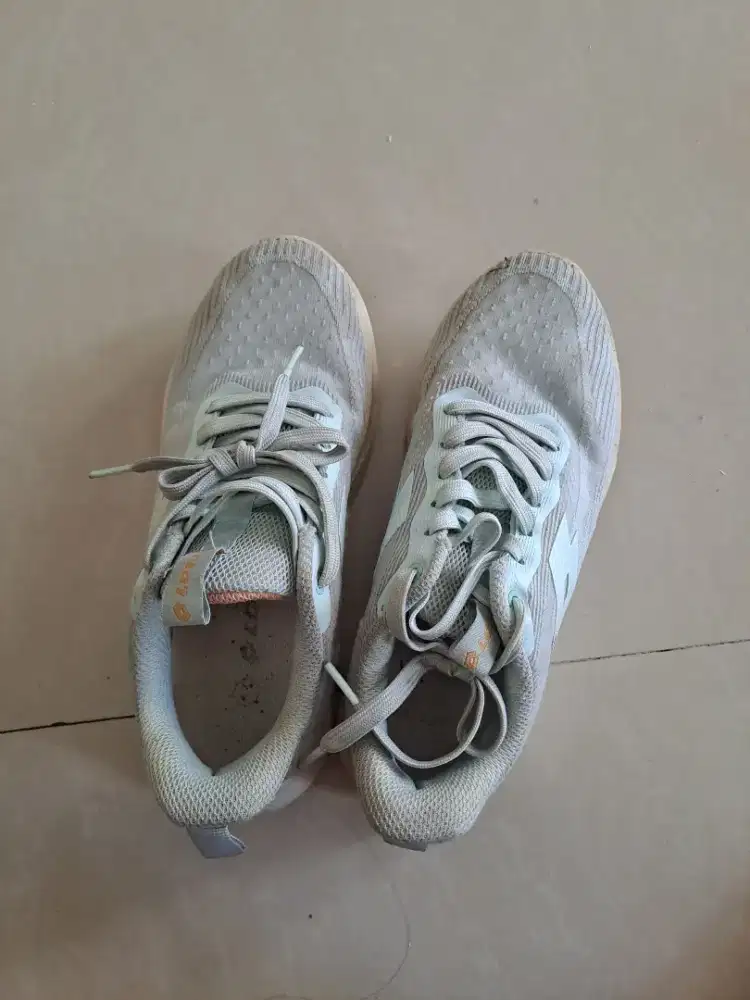 Sepatu Lotto preloved size 37