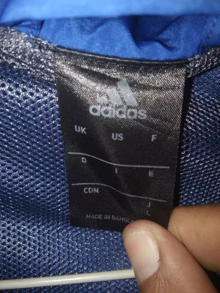 Jaket Adidas Traktop Size L. lebar 50 Cm Panjang 70 Cm. Nominus. Nego