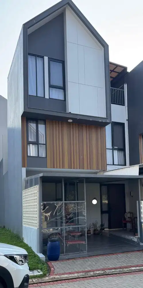 Di jual rumah 2 lantai siap huni di Kota Wisata