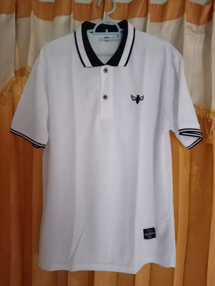 Kaos kerah warna putih