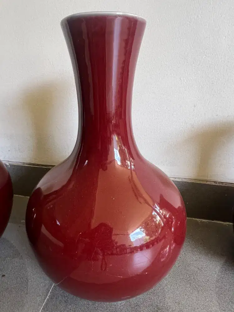 Guci pajangan merah marun