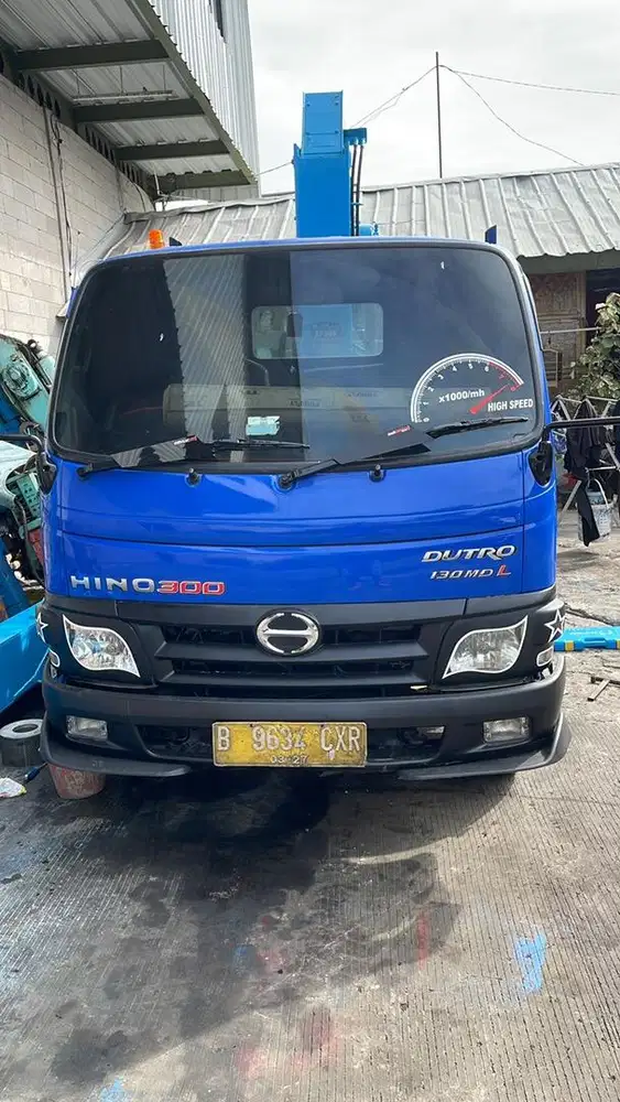 Dutro 130 mdl 2016 crane 3,6 ton 5 section kaki silang