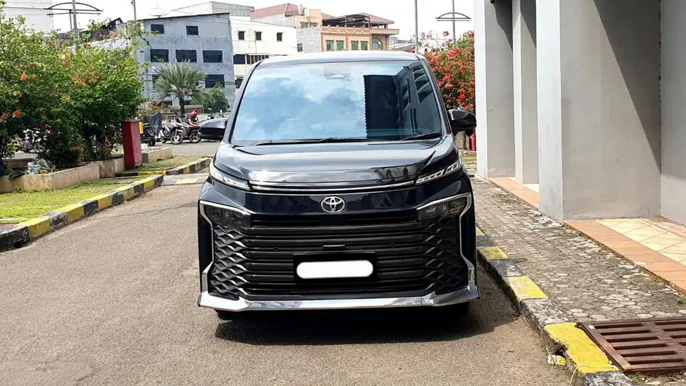 Toyota voxy cvt tss 2023 hitam cash kredit bisa dibantu