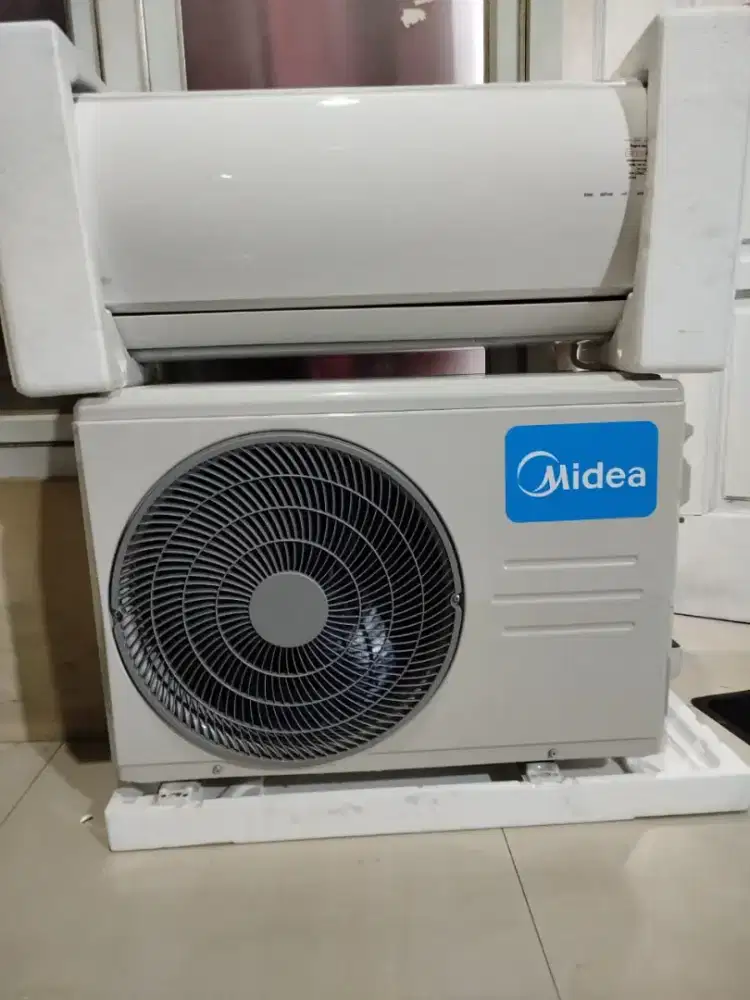 Di jual AC split merek Midea 1/2 pk plus pasang