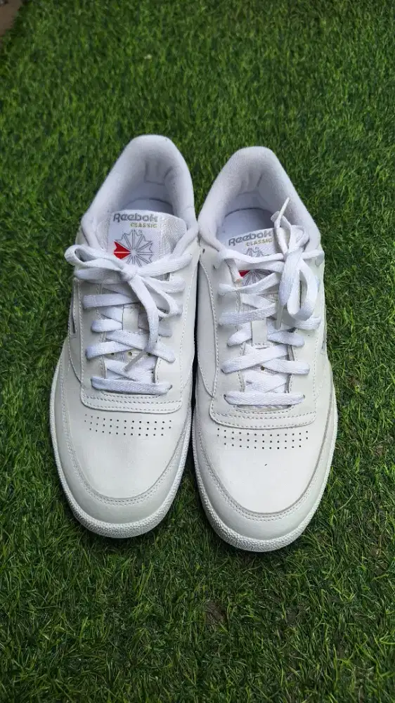 Sepatu Reebok Classic warna putih size 45