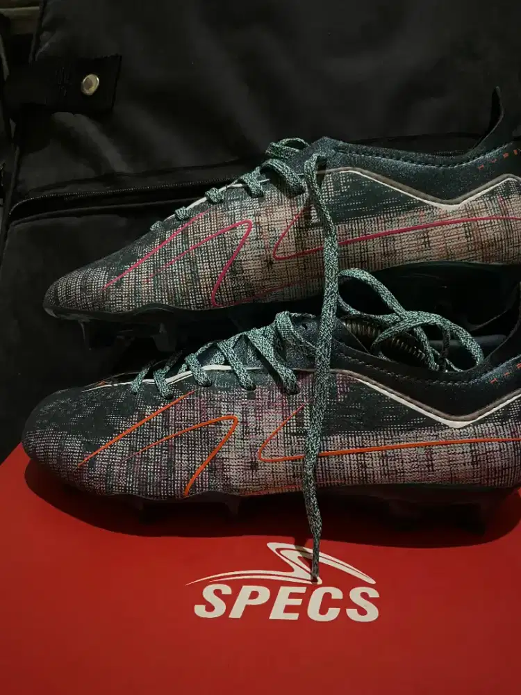 Sepatu bola Specs size 37