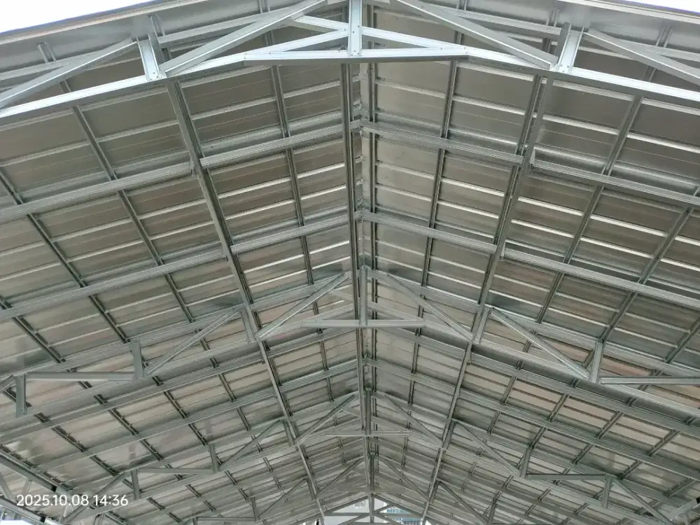 Pasang rangka baja ringan dan atap