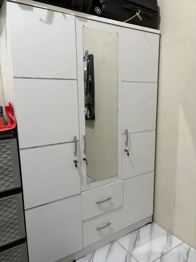 Lemari pakaian 3 pintu