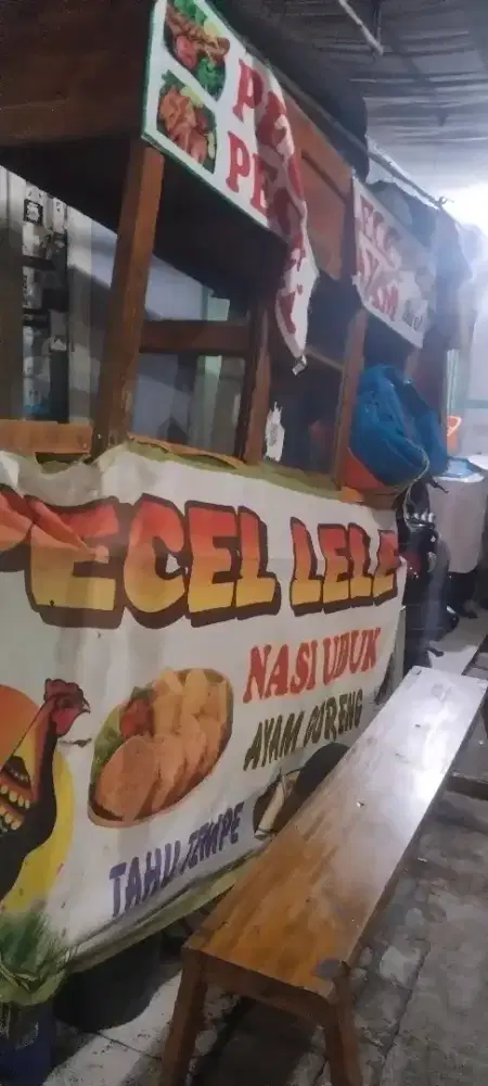 dijual gerobak bekas jualan pecel lele, meja kursi, alat masak & makan