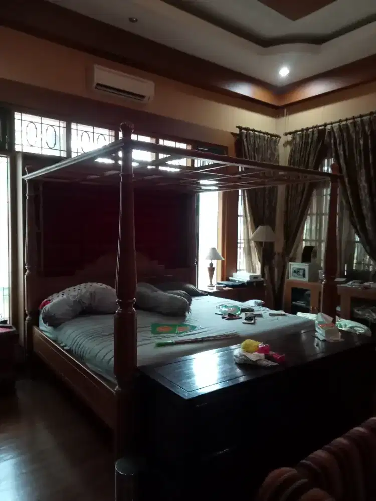 Tempat tidur .lemari kredenza sesuwai gmabra .