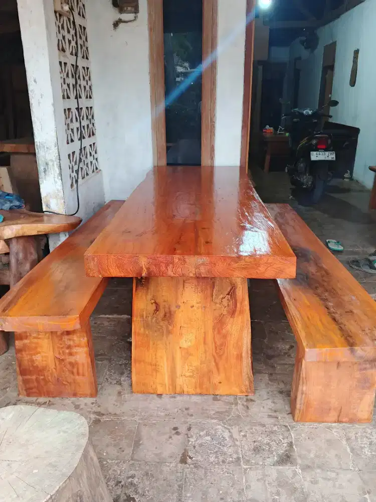 Meja makan antik teras