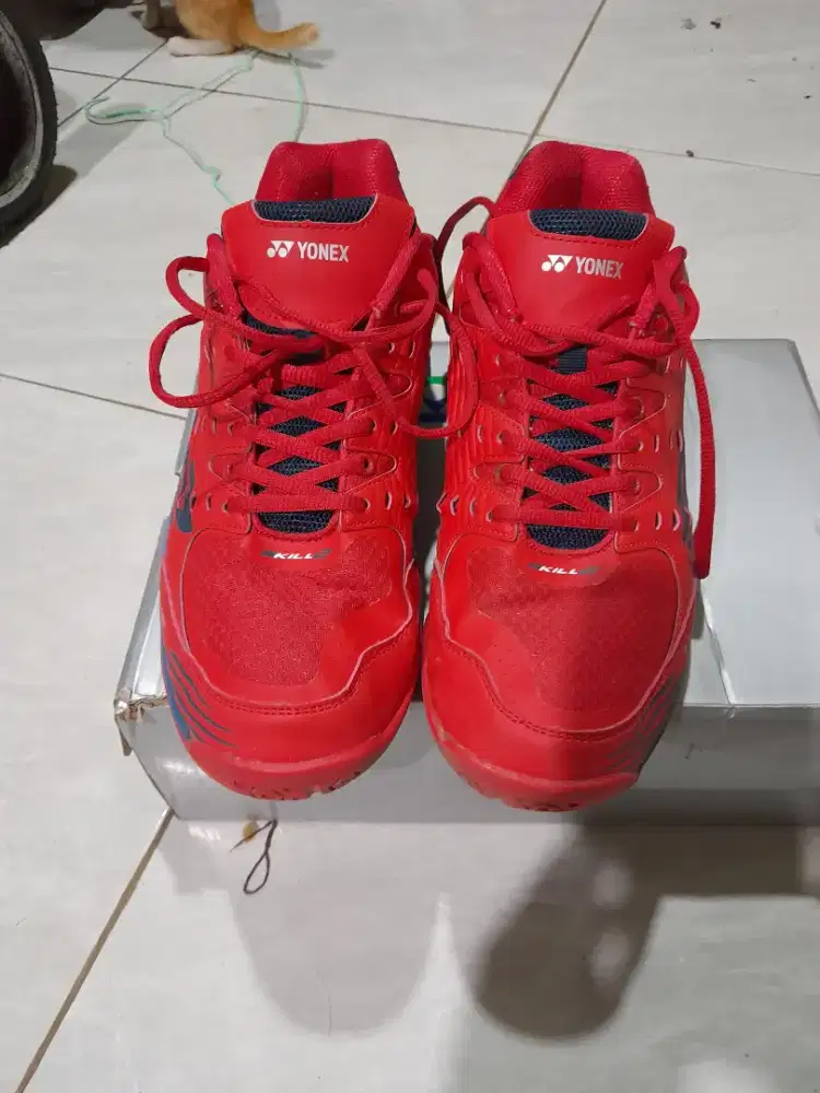Sepatu olahraga bulutangkis bekas