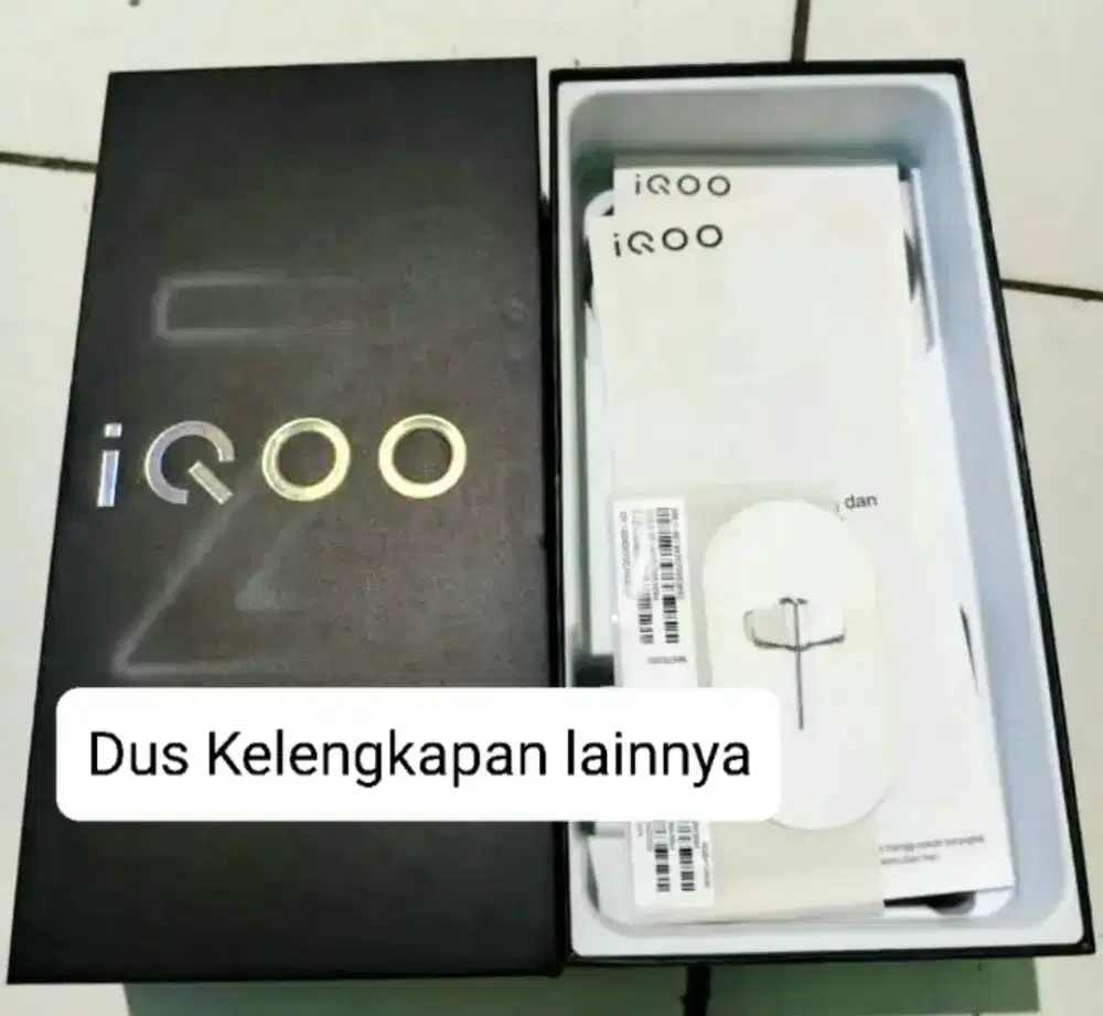 iQOO Z9 5G 8/128
Warna Phantom Black.