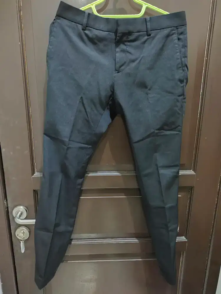 Celana panjang pria formal model skinny ukuran 30 merk johnwin