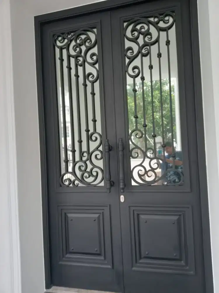Pintu utama model klasik