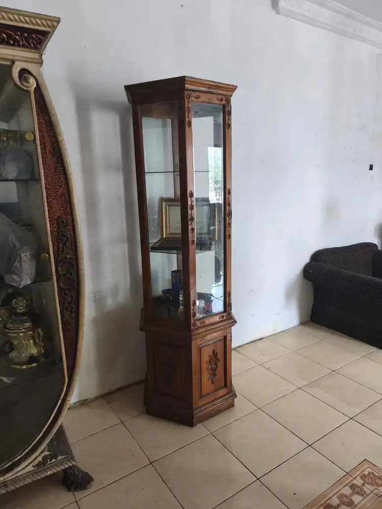 lemari pajangan jati