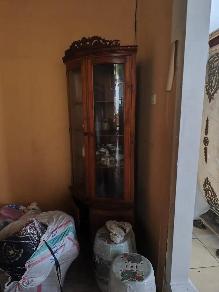 lemari pajangan pojok jati