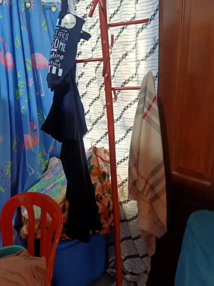 Gantungan tas dan topi