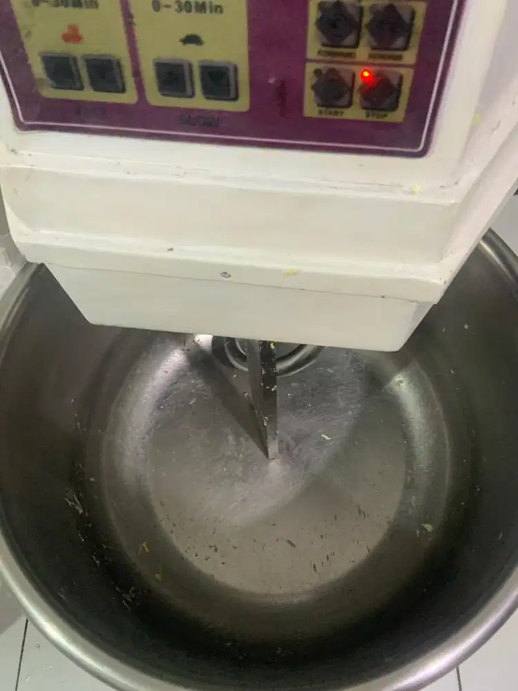 Pegawai roti bagian produksi