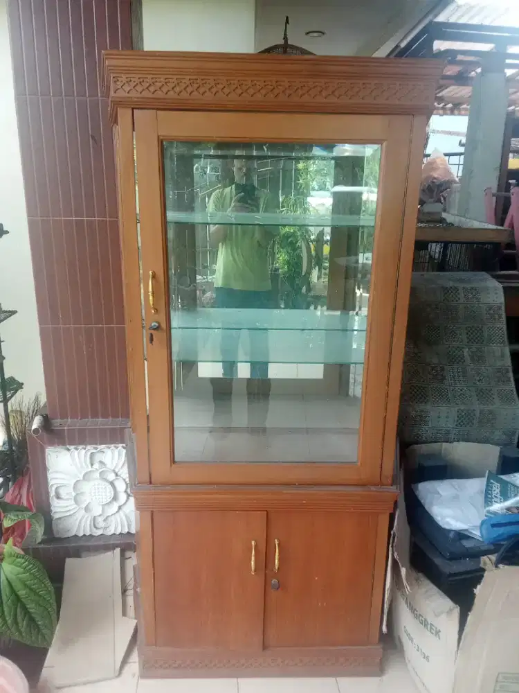 Lemari kaca hias clasik