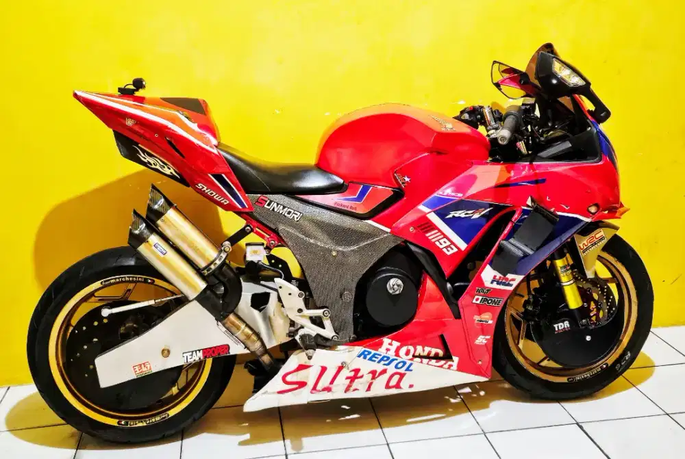 CBR 150 modif moge look. Murah aja.. Cek deskripsi