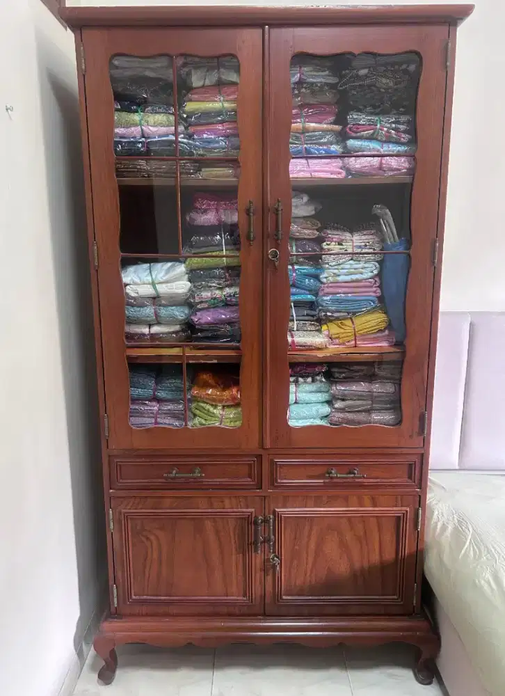 Lemari pakaian dari kayu jati kondisi sangat bagus