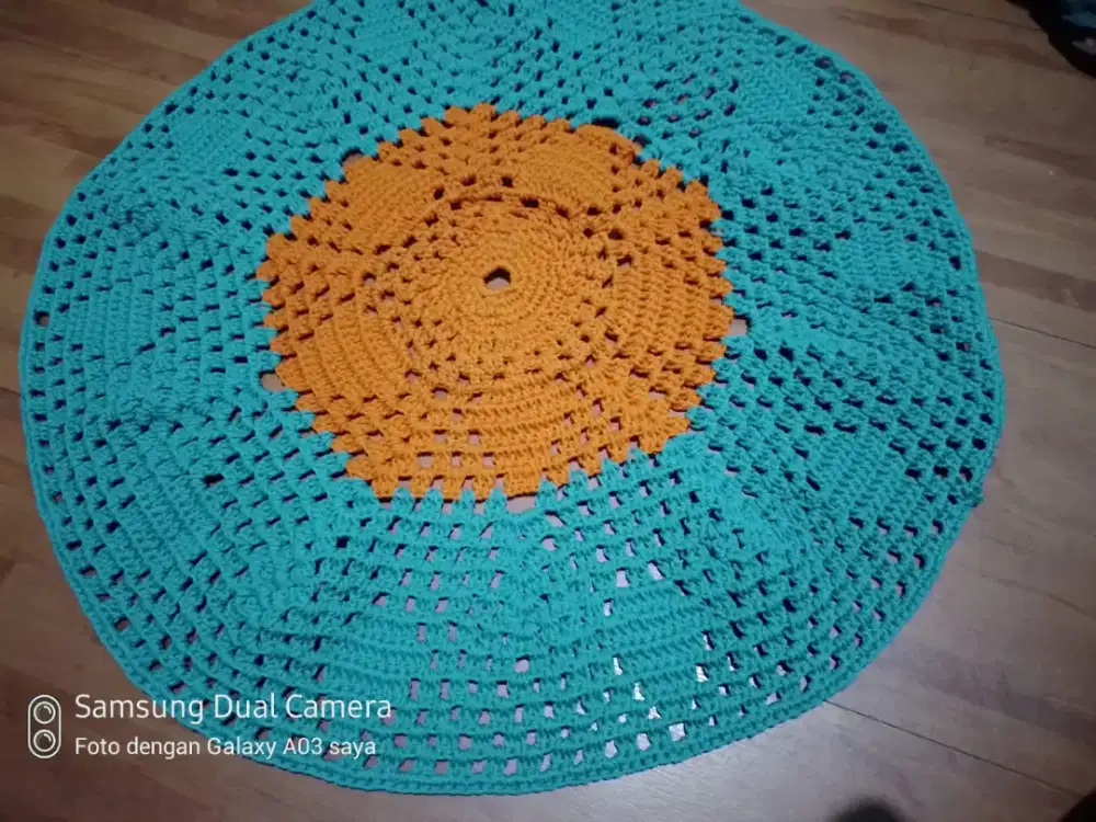 Taplak bundar rajutan