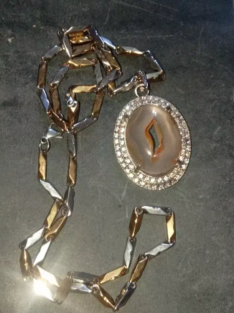 Liontin batu combong natural