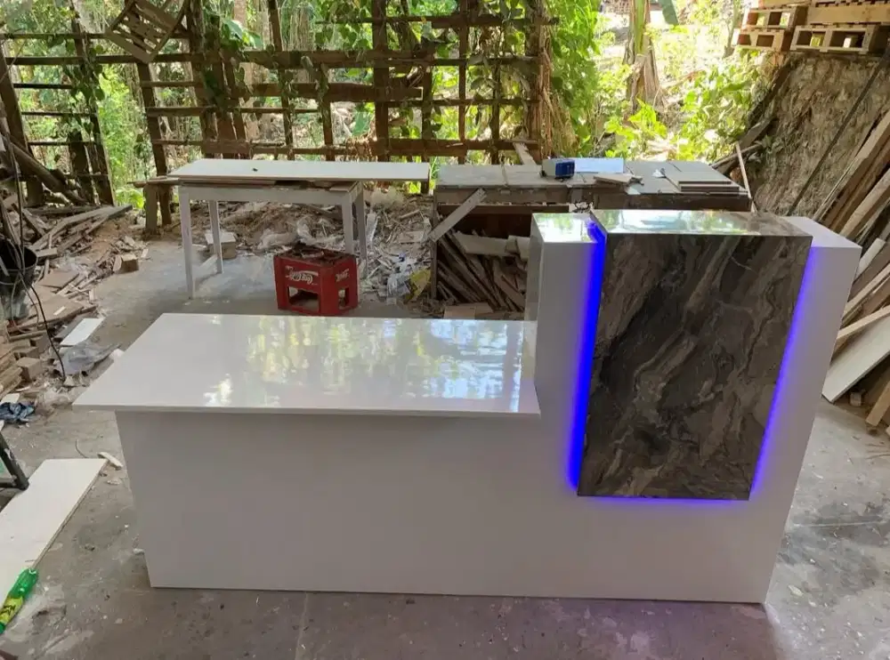 Meja kasir minimalis