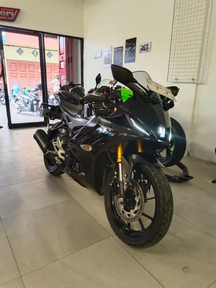 Yamaha YZF R15 V4 2023 warna Hitam Gloss R15V4 155 CC New Black Glossy