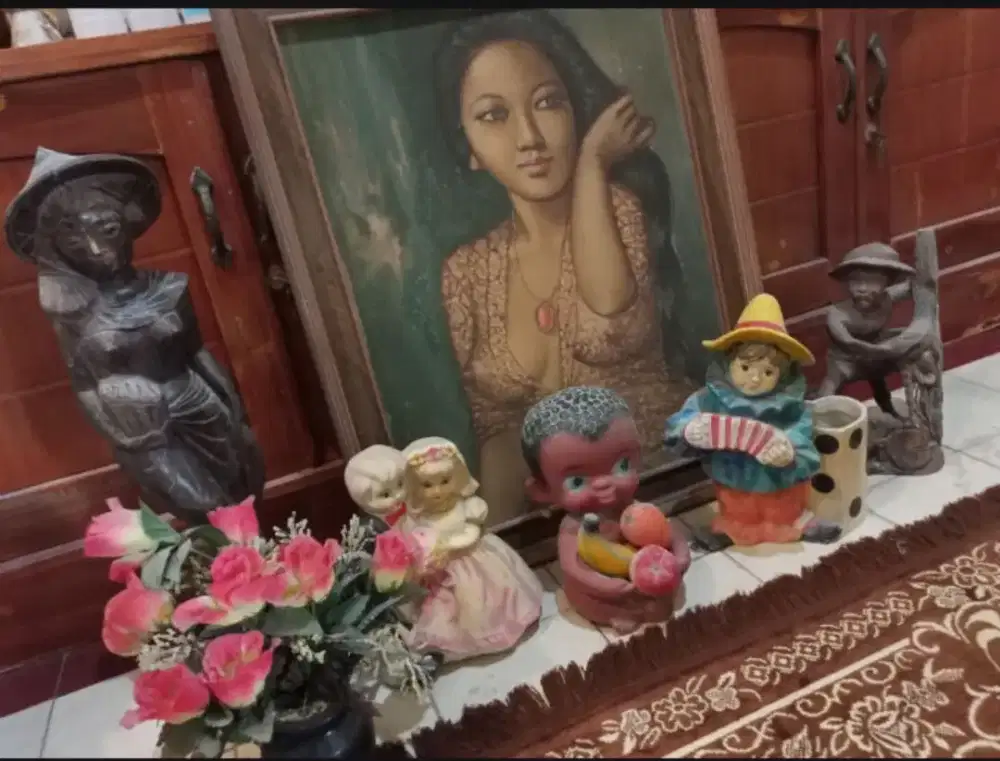 Aneka Patung Kayu Dan Patung Porselen.