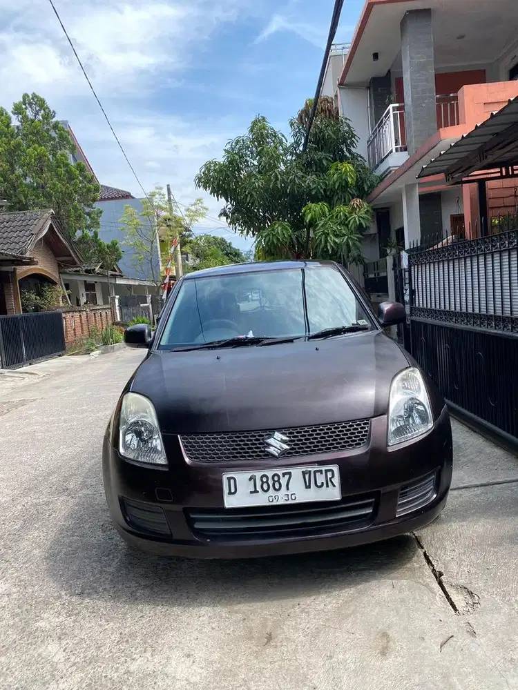 Swift 2010 merah metalik