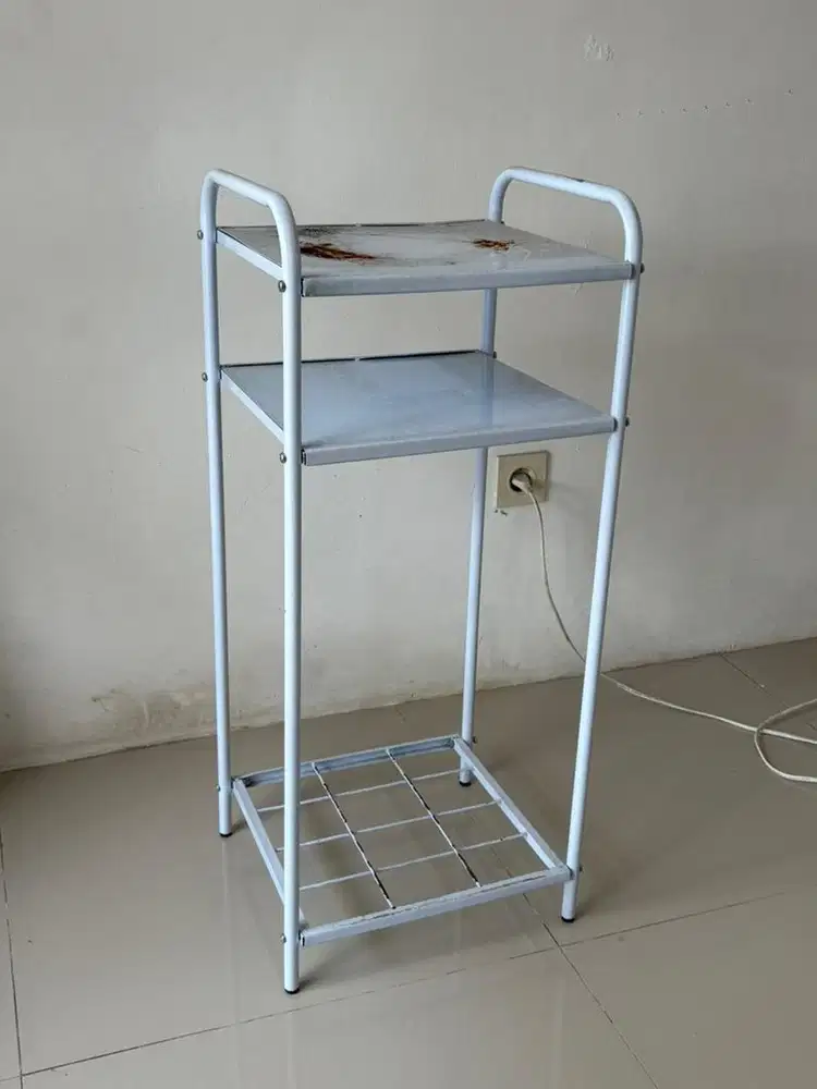 Tempat Galon Putih Besi