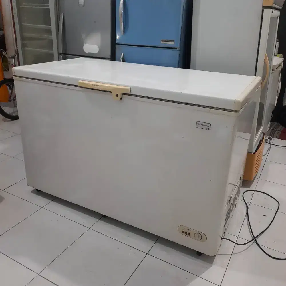 Freezer Box Merek Elektrolux 400 Liter . Second . Garansi