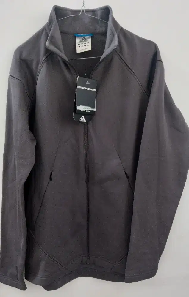 Dijual Jaket merk adidas ori masih ada name tagnya