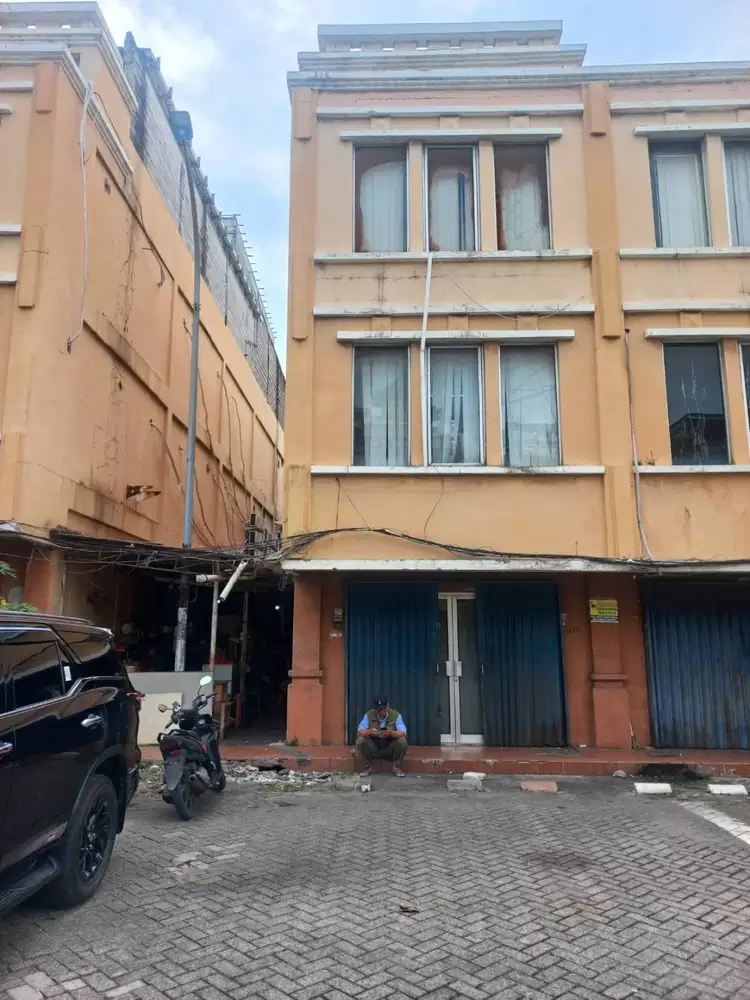 Dijual Cepat RUKO 3 Lantai Sangat Strategis di Lingkungan Komersil