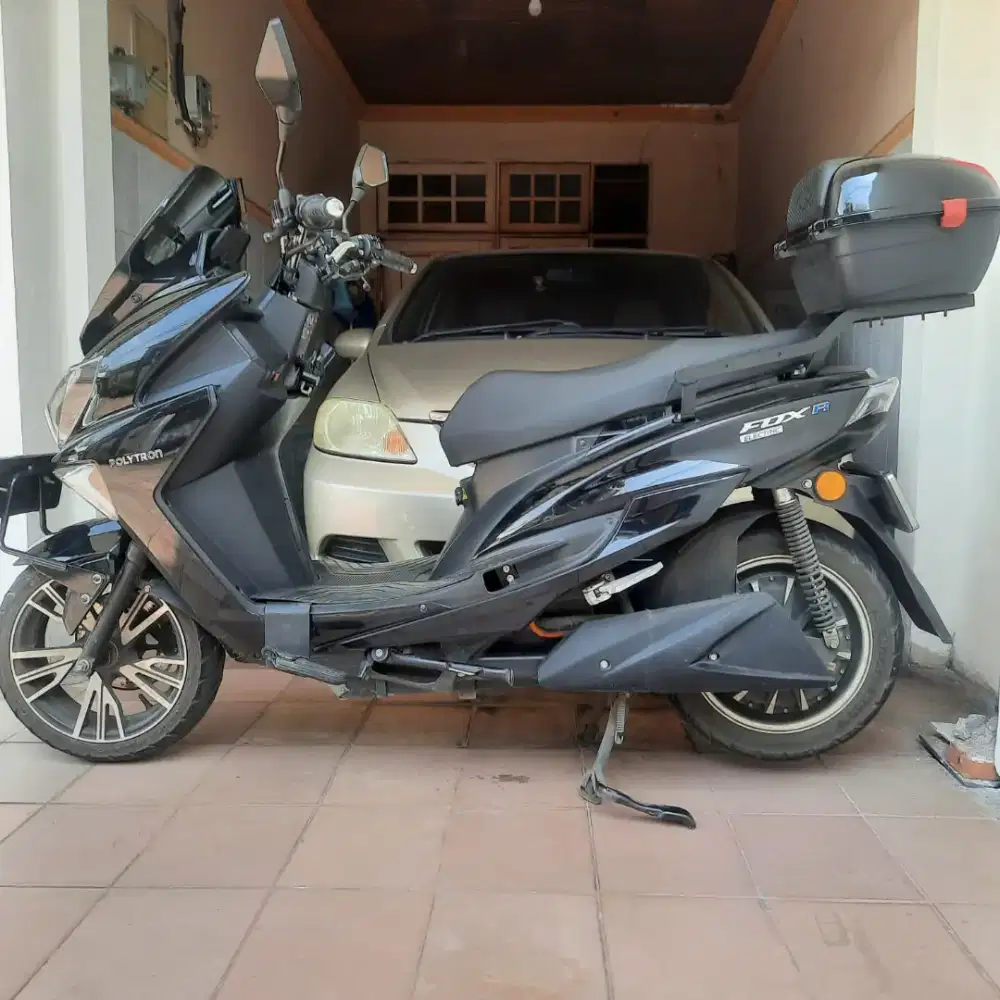 POLYTRON FOX R 2024 HITAM 12,5jt nego tipis didepan motor