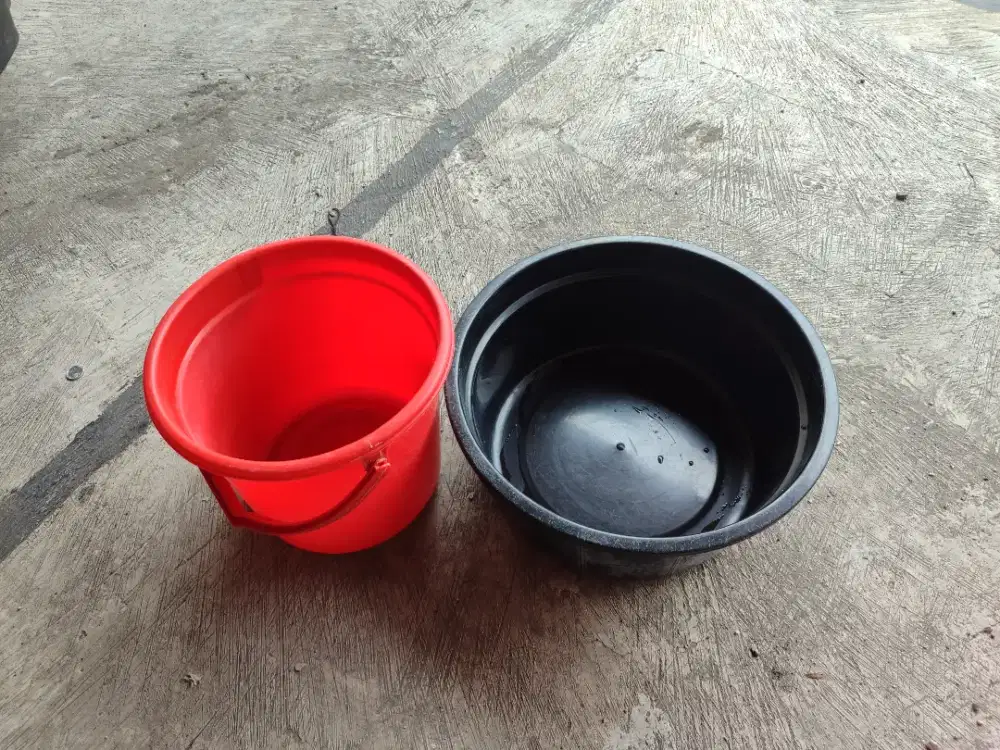 Ember hitam dan merah