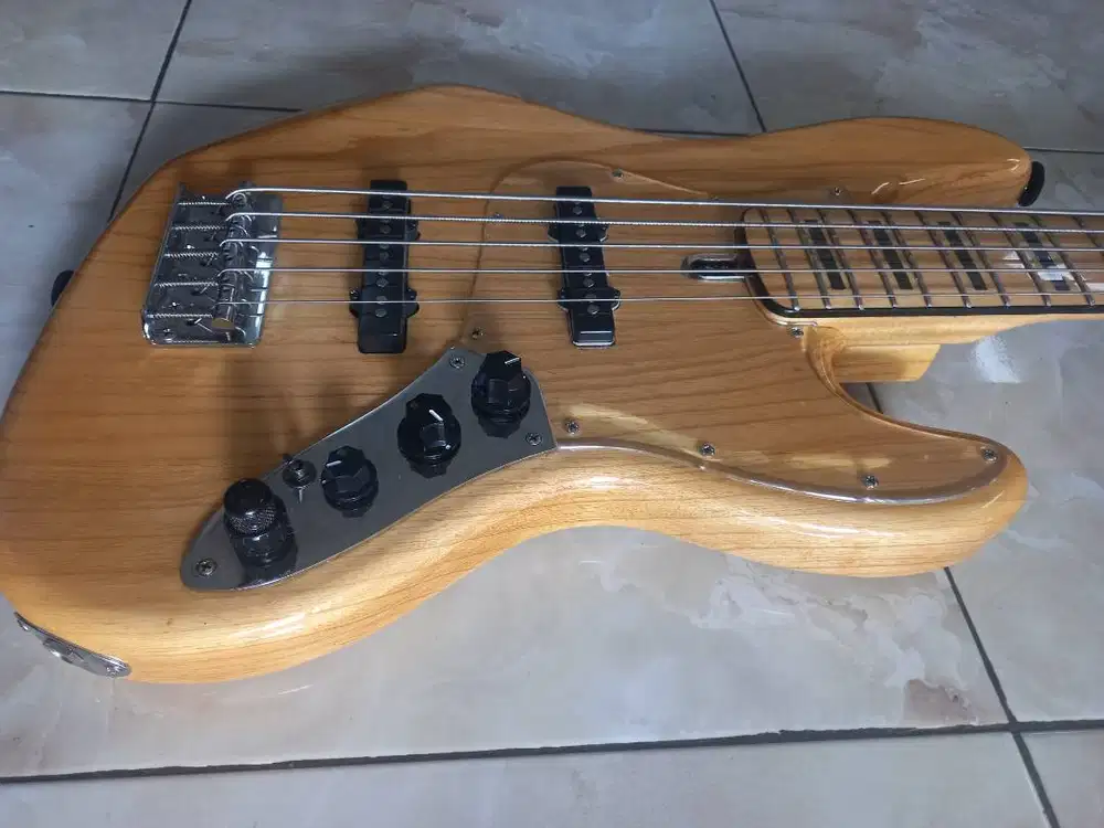 Bass Fender 5 String