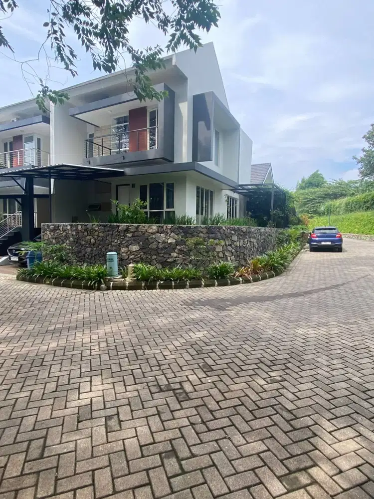 Dijual Rumah Hoek, Furnished Hadap Timur di Rancamaya Golf Estate