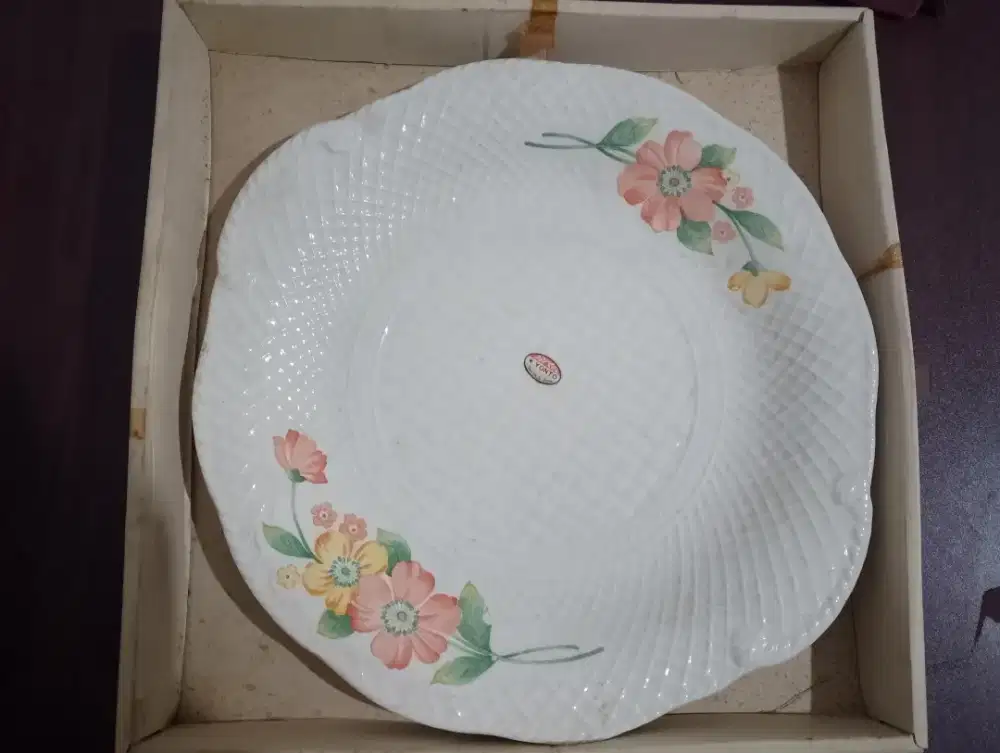 piring kuno buatan elisabeth yanto japan
