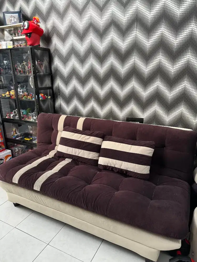 Sofa bed dan meja ruang tamu
