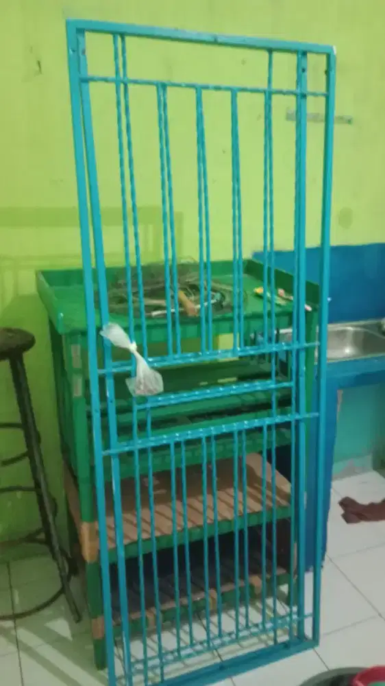 Tralis jendela besi padat