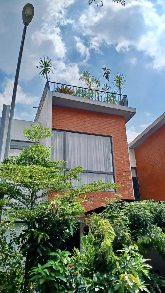 Dijual Rumah Kebayoran Residence (ada rooftop)