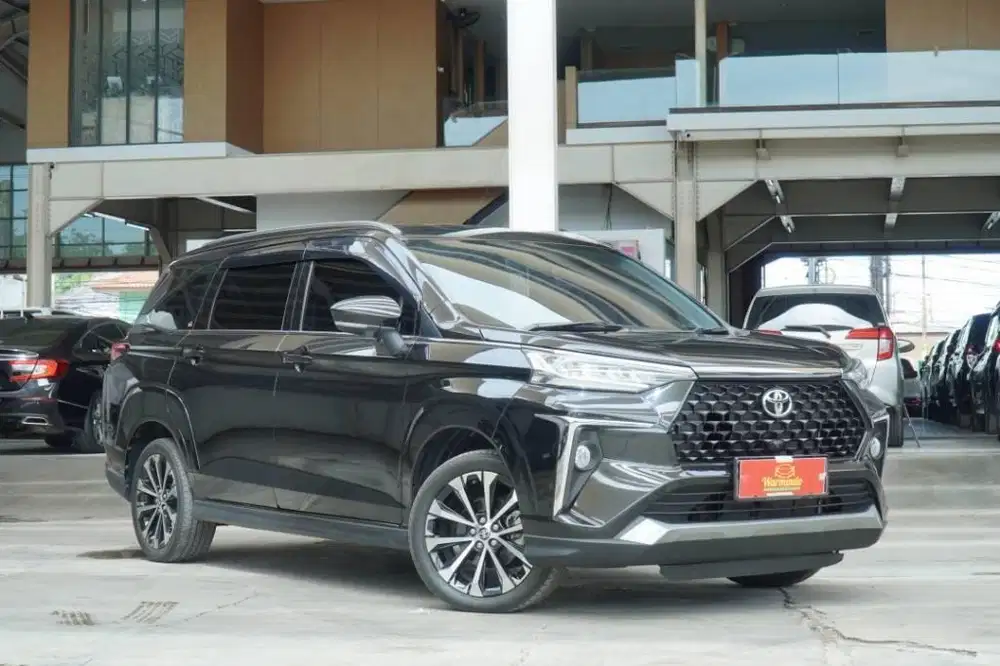 Toyota Veloz 1.5 Q CVT Matic tahun 2022 hitam Avanza AT DP minim 12 jt